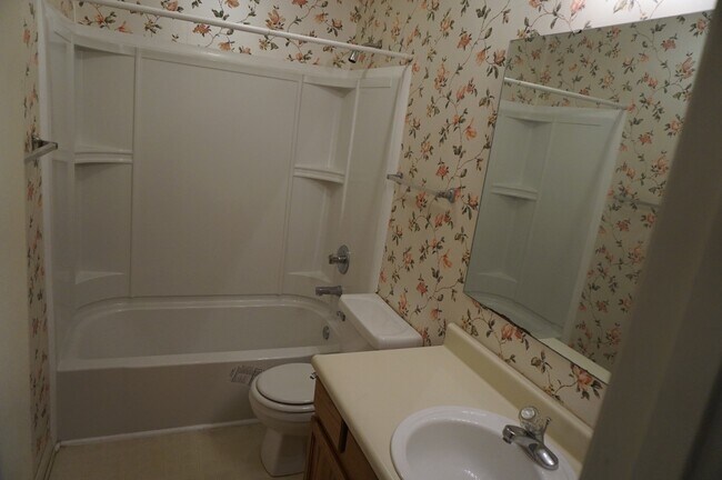 Building Photo - 2808 Rosemeade Dr