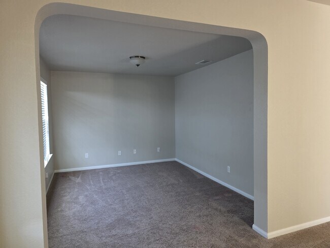 Building Photo - 423 Wrought Iron Dr