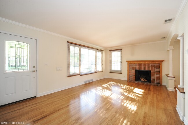 Building Photo - 824 E Rockland Rd