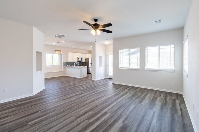 Foto del edificio - Bright, Beautiful & Move-In Ready with a Private Backyard Retreat