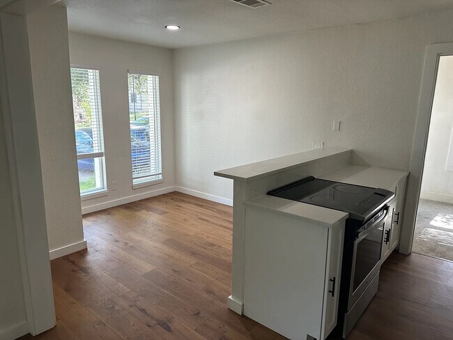 Foto del edificio - Room in House on Rockridge Dr