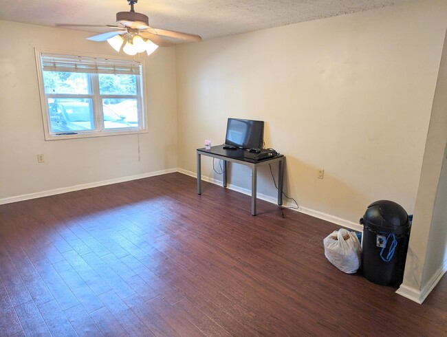 Building Photo - 2 Bedroom/1 Bath in Village North Condos- ...