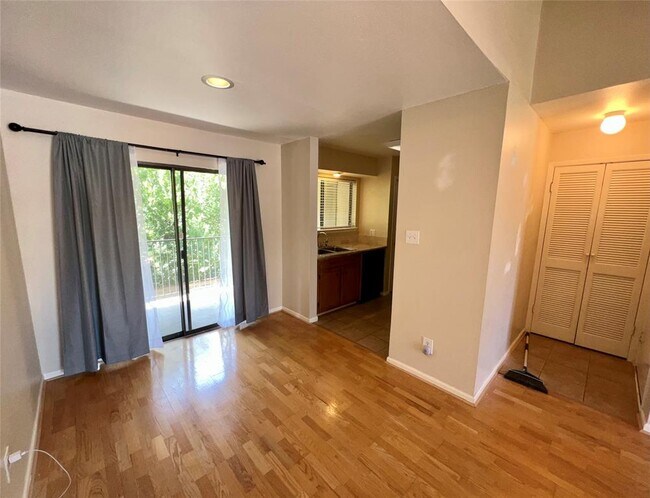 Building Photo - 3300 Pebblebrook Dr