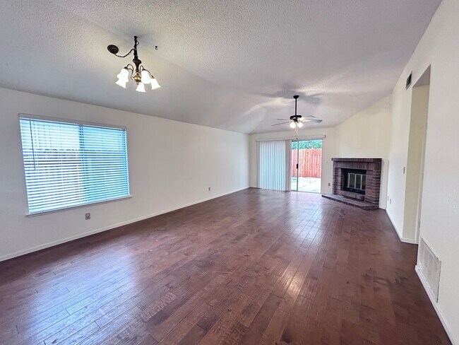 Foto del edificio - Three Bedroom Two Bathroom Home in Antelope