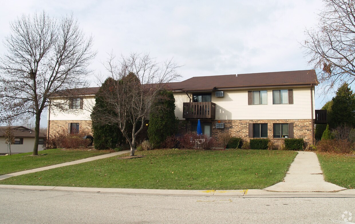 440 Manchester Ln, Hartland, WI 53029 Apartments in Hartland, WI