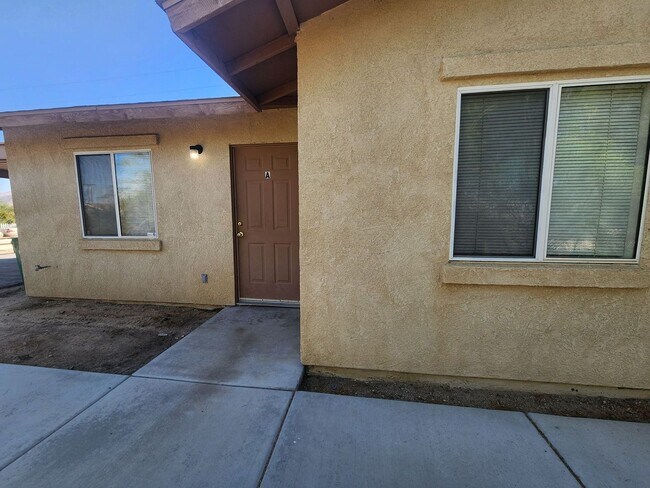 Foto del edificio - 6658 Smoketree Ave