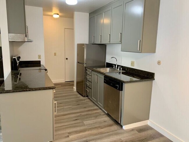 Building Photo - 121 41st St