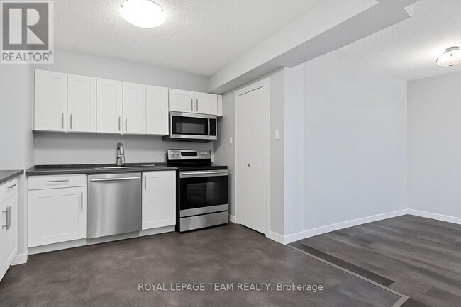 Building Photo - 200 Bay St