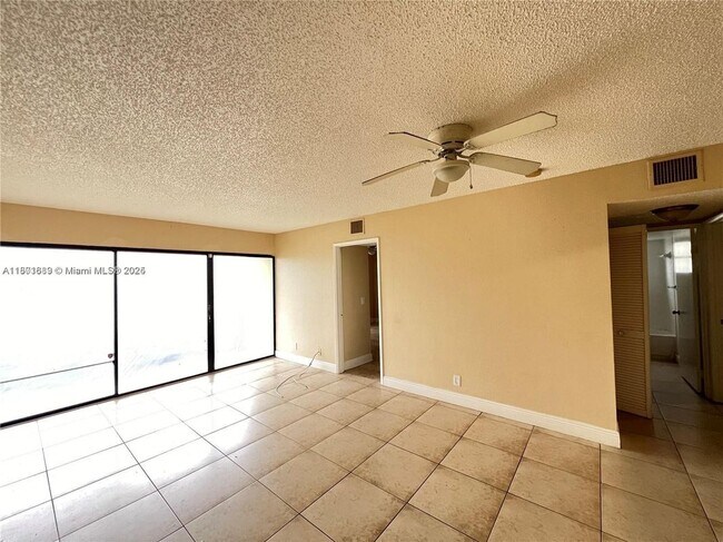 Foto del edificio - 1523 Lake Crystal Dr