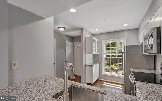 Building Photo - 2522 S Arlington Mill Dr
