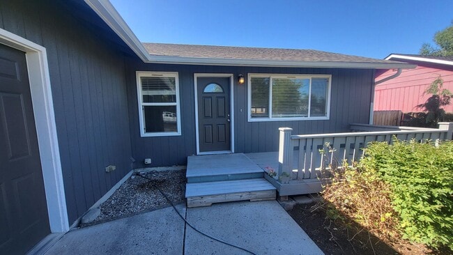 Building Photo - 3 Bed 2 Bath - Single Level - Fenced - 2 C...