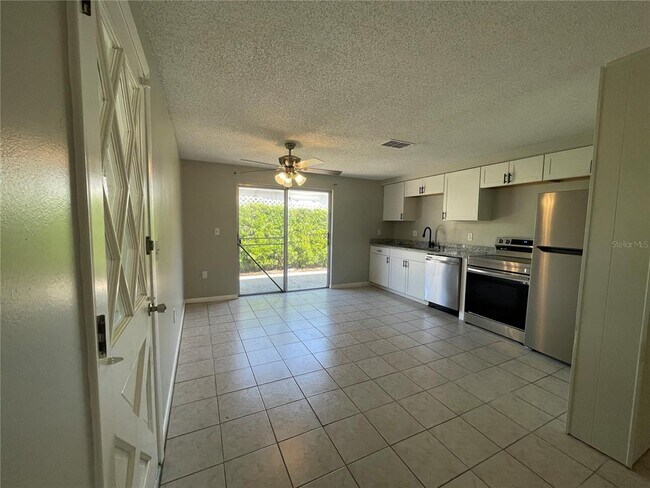 Building Photo - 5521 Queens Ln
