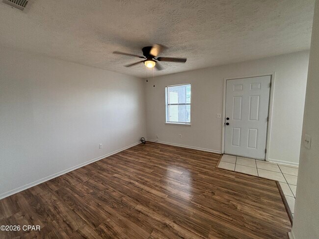 Foto del edificio - 2409 E 10th St