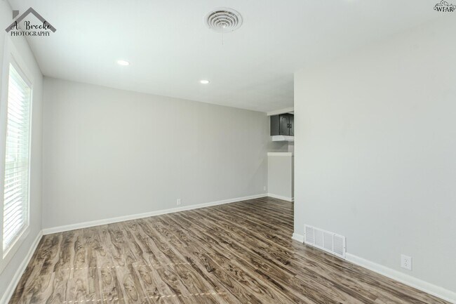 Foto del edificio - 516 W Magnolia Ave