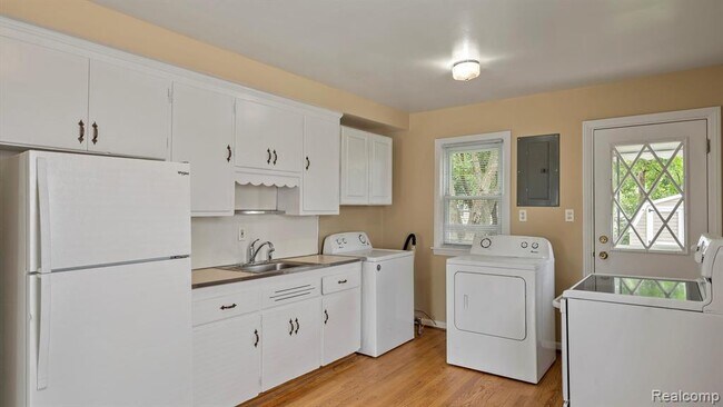 Building Photo - 421 W Morehouse Ave