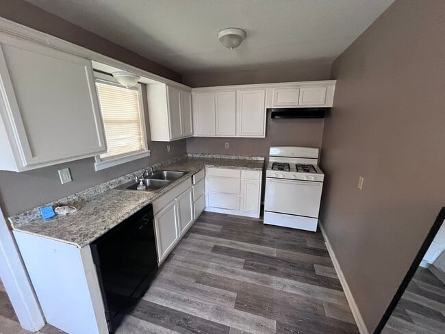 Building Photo - Charming 3 Bedroom 2 Bathroom