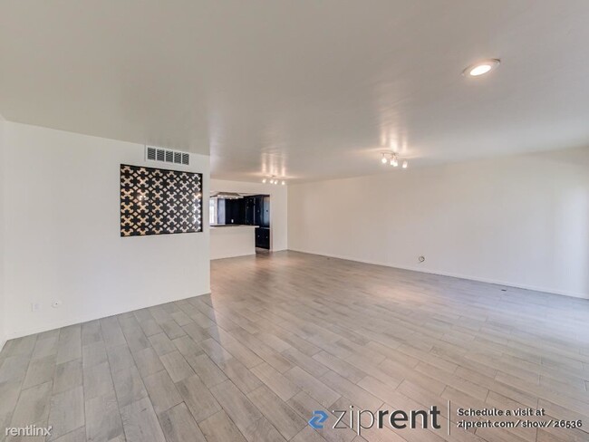 Building Photo - 3 br, 2.5 bath Townhome - 5301 Demaret Ave...