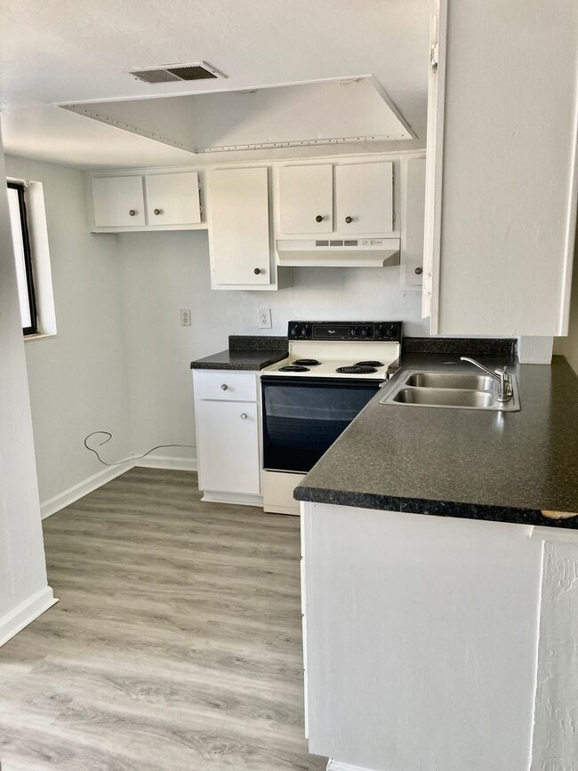 Building Photo - Centrally Located Condo