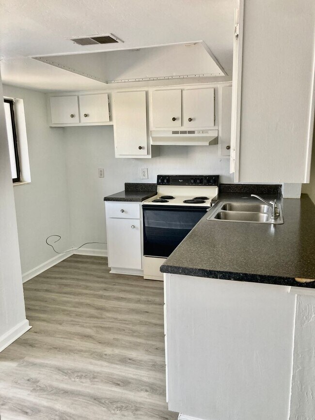 Foto del edificio - Centrally Located Condo