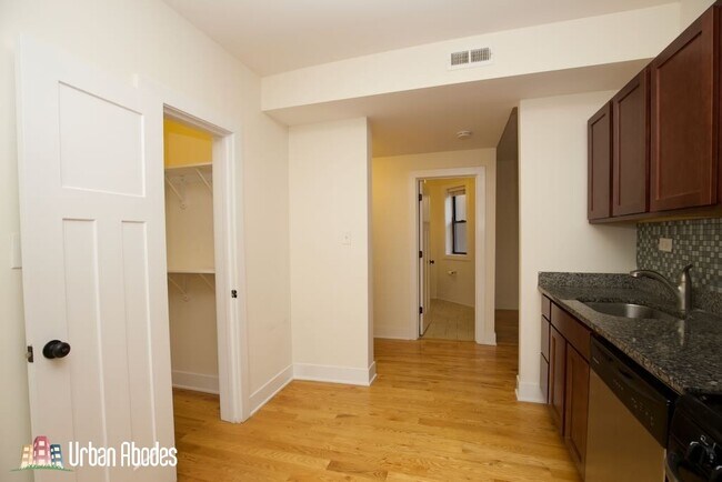 Foto del edificio - 1446 W Byron St