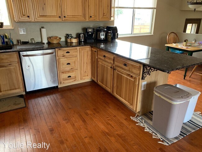 Building Photo - 4 br, 3 bath House - 654 Zuni Circle