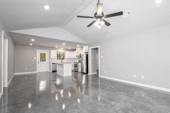 Foto del edificio - 106 Hemlock Ave