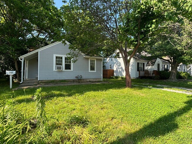 Building Photo - ADORABLE 2 BEDROOM 1 BATH HOME!