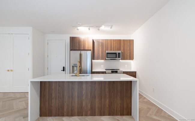 Building Photo - 100 E Putnam Ave