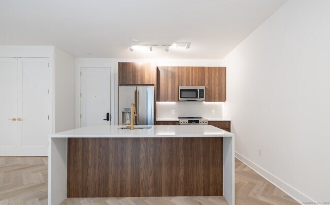 Foto del edificio - 100 E Putnam Ave