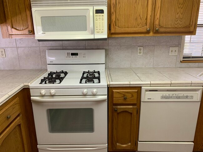 cocina - 654 N Inyo St