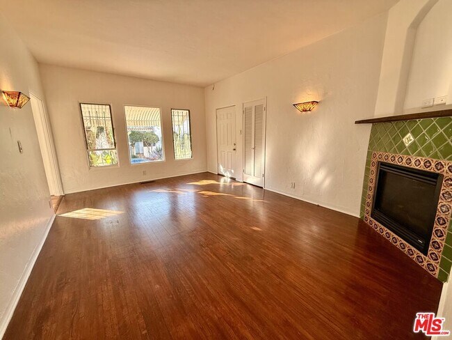 Foto del edificio - 2166 Beachwood Terrace