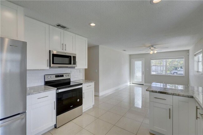 Foto del edificio - 2881 SW 17th St