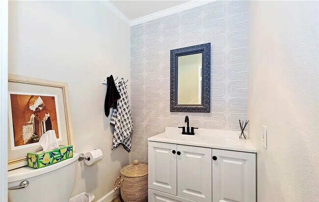 Building Photo - Sophisticated Space Designed for Comfort