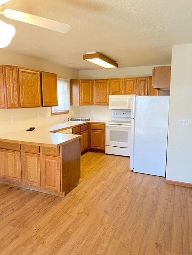 Building Photo - Beautifully Maintained 2 Bed, 2 Bath Ranch Style Townhome with 2 Car Garage in East Loveland