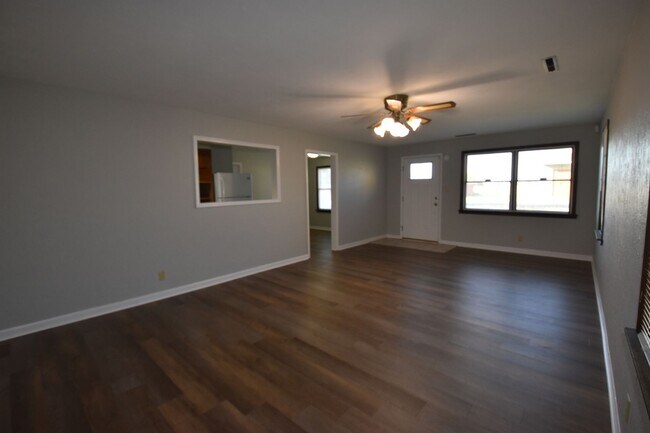 Foto del edificio - 2-3 bedroom Home in Greenfield with Garage.