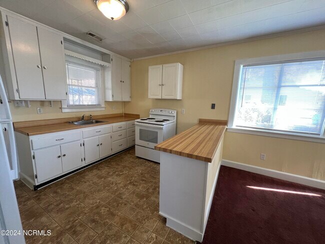Building Photo - 204 Woodland Cir
