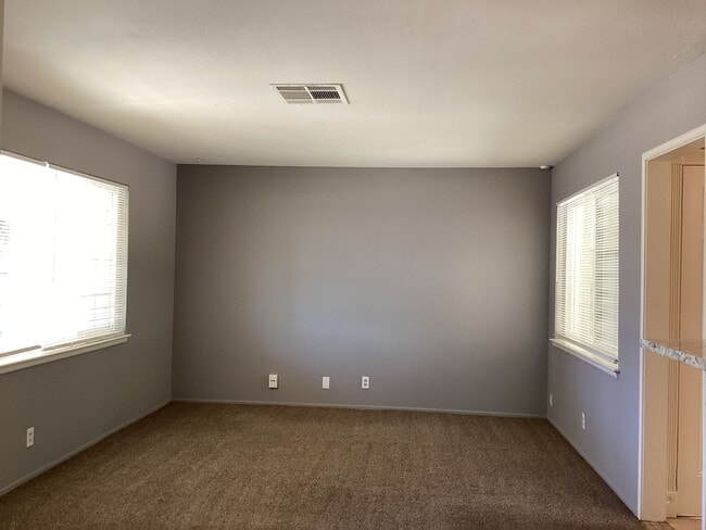 Building Photo - 4143 N Warren Ave
