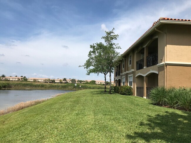 Foto del edificio - Pretty, remodeled 2/2 in gated community