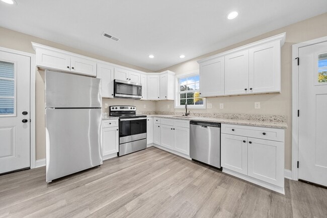 Building Photo - 920 Foch St