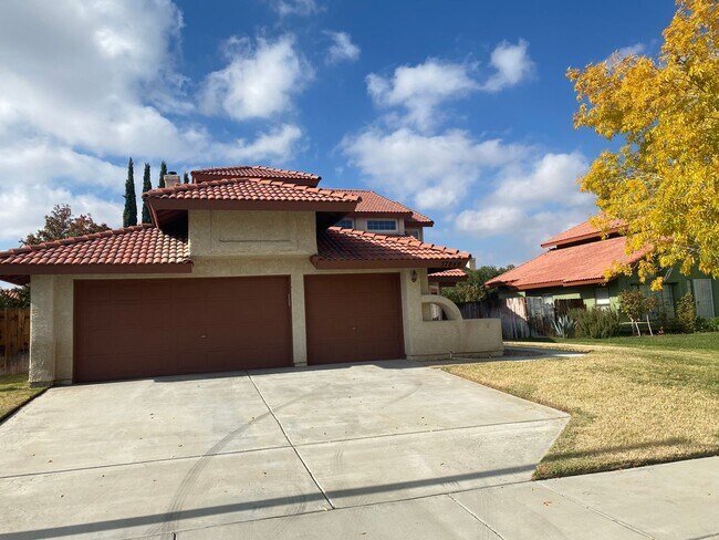 Building Photo - Large 4 bedroom