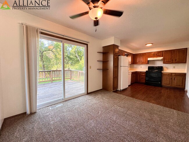 Foto del edificio - Home with Fenced Yard~Great West Side Loca...