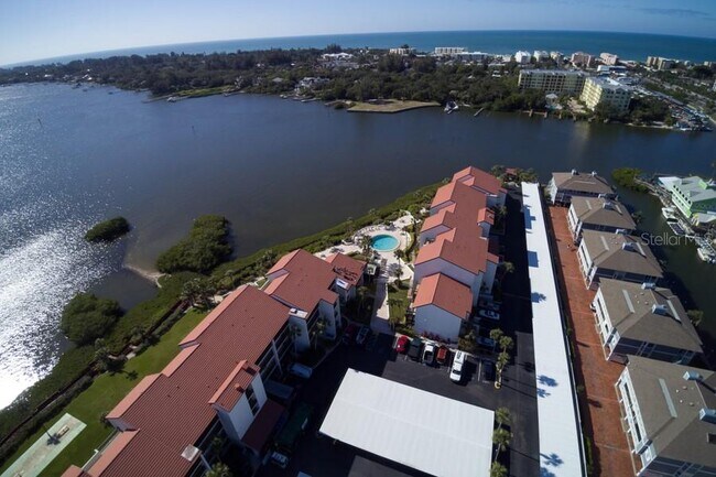 Foto del edificio - 1608 Stickney Point Rd