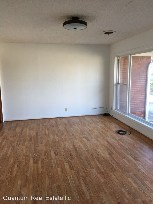 Building Photo - 4 br, 1 bath House - 409 W. DOGWOOD STREET