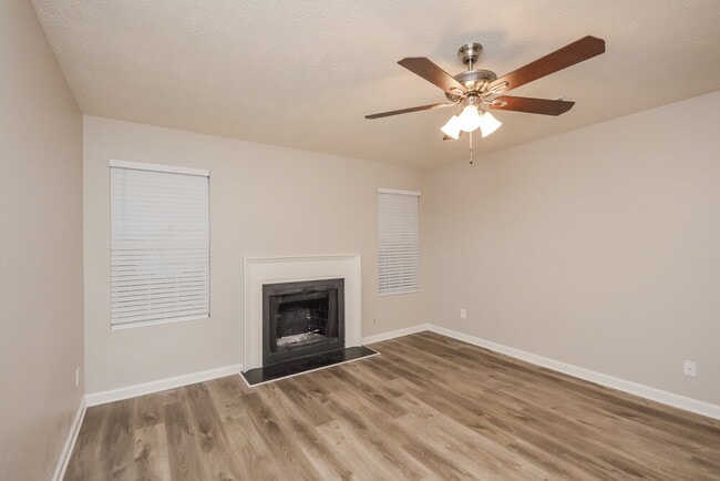 Foto del edificio - 5029 Brittany Dr