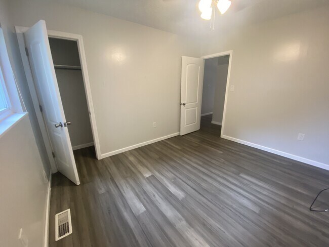 Foto del edificio - 215 Pleasant Valley