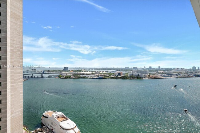 Foto del edificio - 335 S Biscayne Blvd