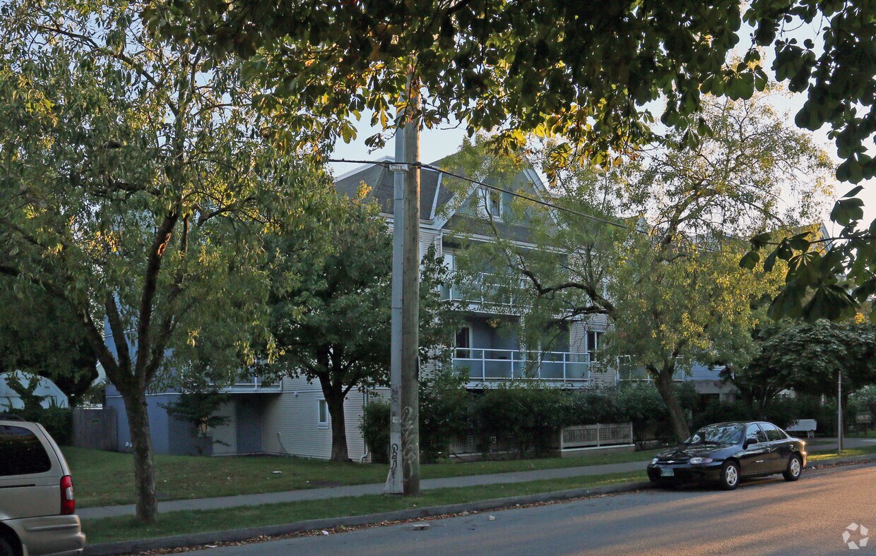 Photo du bâtiment - Whiting Court