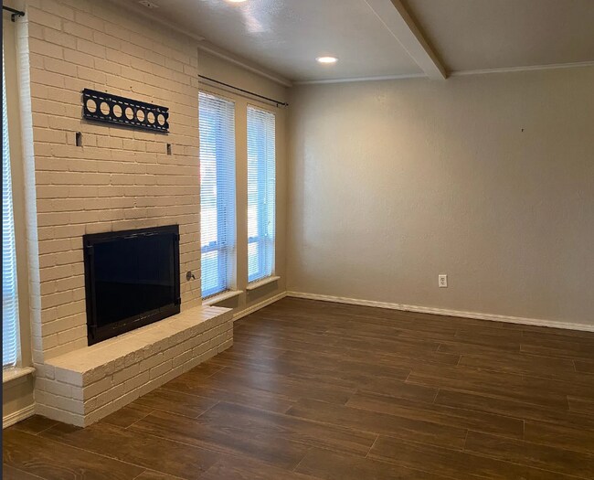 Foto del edificio - 3000 Rosewood Ln