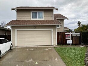 Building Photo - 354 Hazelnut Ln