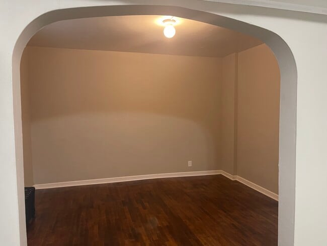 Building Photo - 836 N Larch St